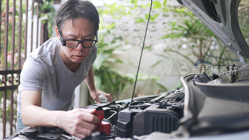 一名男子用智能眼镜检查汽车发动机。