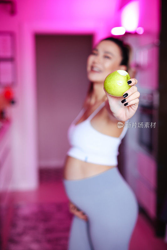 孕妇在吃苹果
