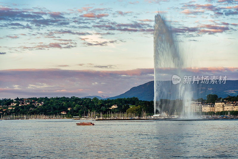 一艘休闲船经过瑞士日内瓦市莱曼湖的喷水台。