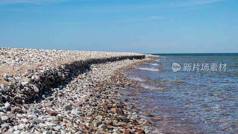 波罗的海，爱沙尼亚的哈里莱德自然保护区，传统的夏季景观，有沙质和卵石的海角，蓝色的大海和天空