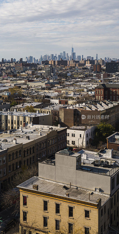 在纽约布鲁克林的布什威克住宅区，从远处可以看到曼哈顿下城的自由塔。超大，高分辨率拼接垂直全景图。