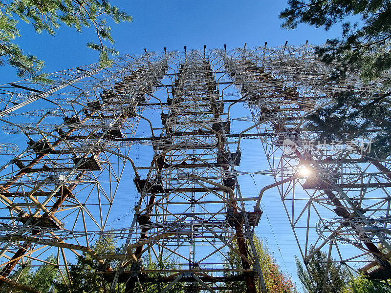 苏联秘密雷达“DUGA-1”;它叫啄木鸟，藏在普里皮亚季市附近的森林里。高耸的金属建筑散布在一片荒芜的土地上。雷达下贫瘠干燥的土地。