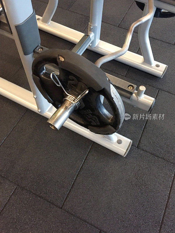 在健身房使用杠铃和橡胶地板
