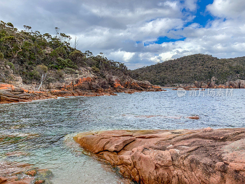 澳大利亚塔斯马尼亚州弗莱西内半岛弗莱西内国家公园的葡萄酒杯湾和沉睡湾的风景