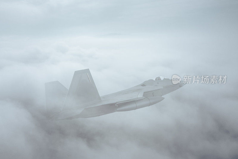 喷气式战斗机在云层上空飞行。