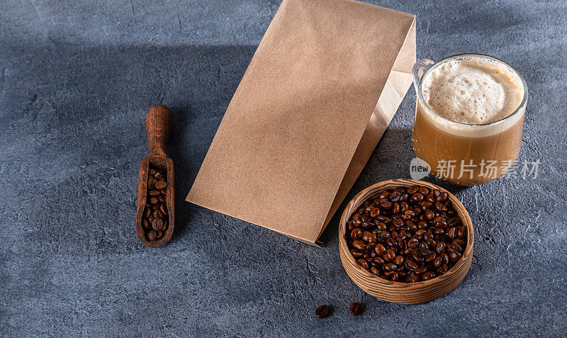 咖啡身份品牌模型。空白的棕色手工包，里面有咖啡豆和咖啡杯。包装模板的标志，品牌，不干胶，标签。俯视图，平铺