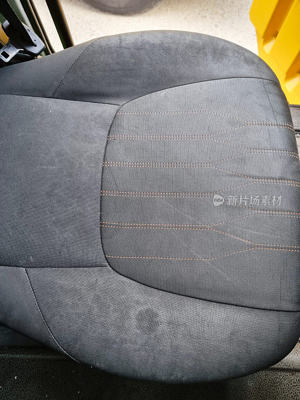 汽车座椅的污迹是由它的使用引起的内饰污迹。
