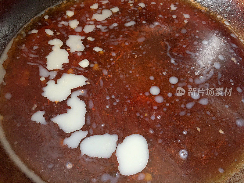 食用油在烹饪锅里