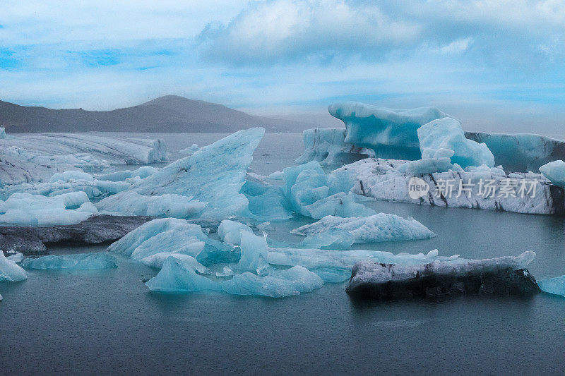 巨大的冰块，来自冰川，在冰岛南部的Jokullarson(湖)在恶劣的，黑暗的天气