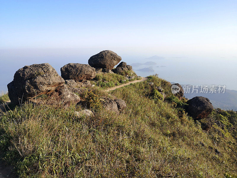 香港大屿山山径上的巨石