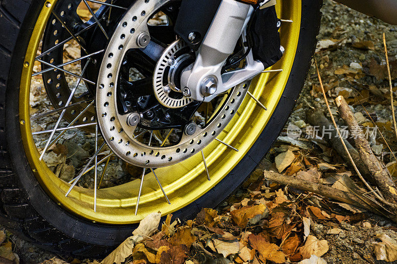 土路上的现代摩托车车轮