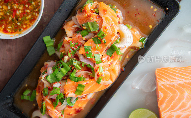 辣生三文鱼沙拉泰式YUM，以辣椒和蔬菜装饰。可以上桌吃了。