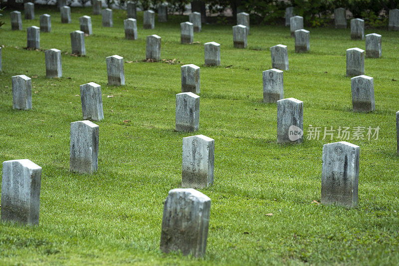 一个阳光明媚的夏日，19世纪墓地里的墓碑