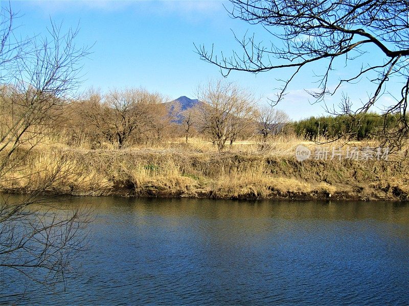 日本。2月。Kokai河和筑波山的冬季景观。