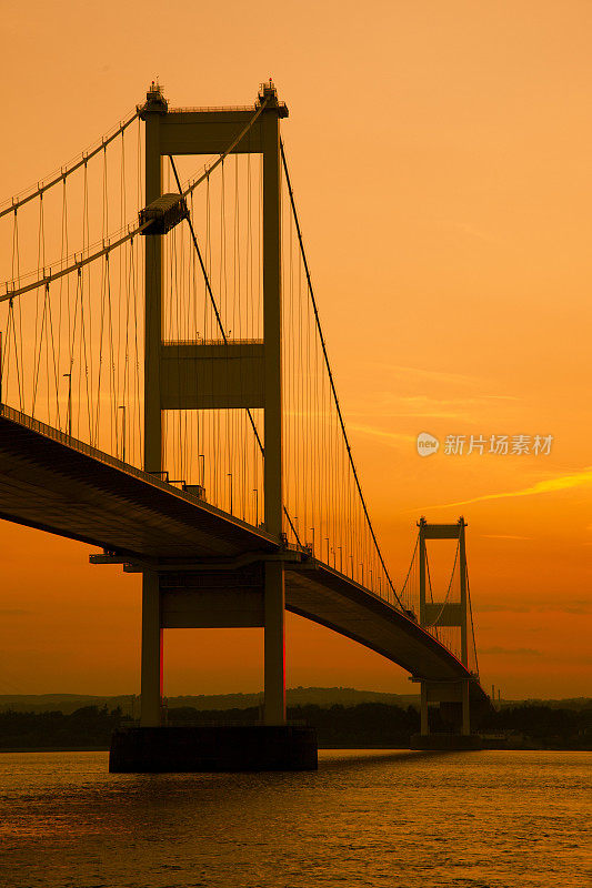 塞文大桥从塞文河在日落，格洛斯特郡，英格兰，英国，欧洲