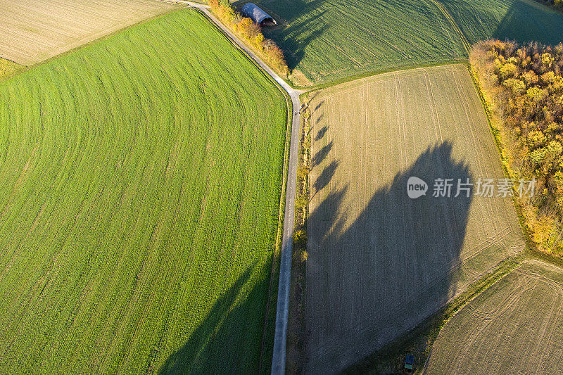 公路穿越秋日农业区-鸟瞰图