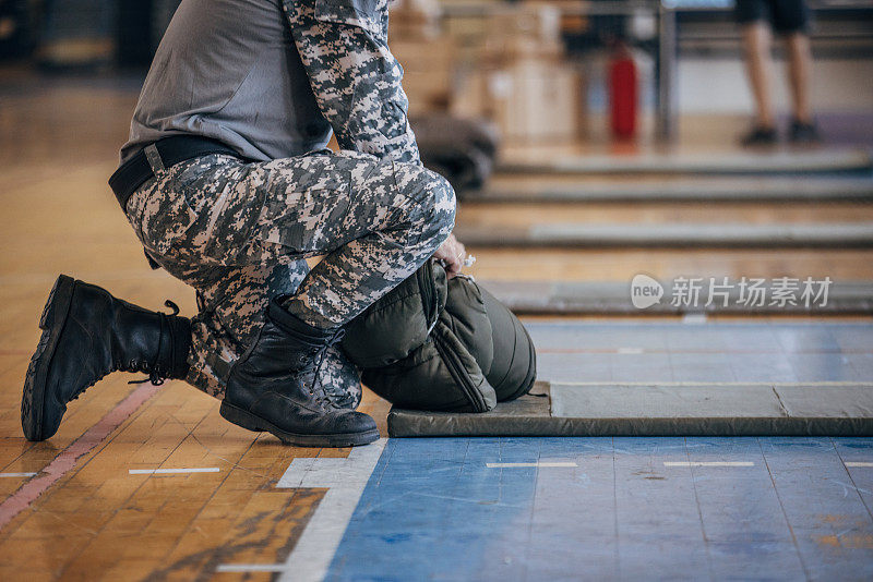 士兵在为平民准备睡袋