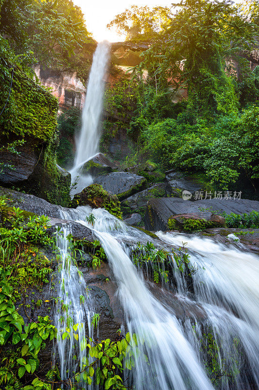 美丽的达佛瀑布起源于富朗卡山脉，这条步道位于斯里兰卡国家公园，游览纳基洞和富兰卡山峰。