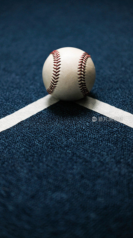 白色皮革棒球摆姿势在黑色背景