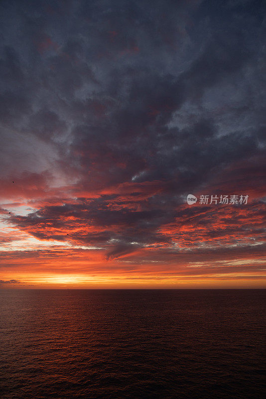 英格兰南部多佛附近海面上壮观的日出和云的形成。