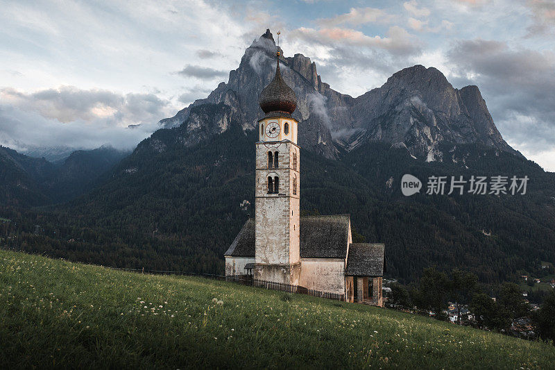 圣瓦伦蒂诺教堂，Dolomites，意大利