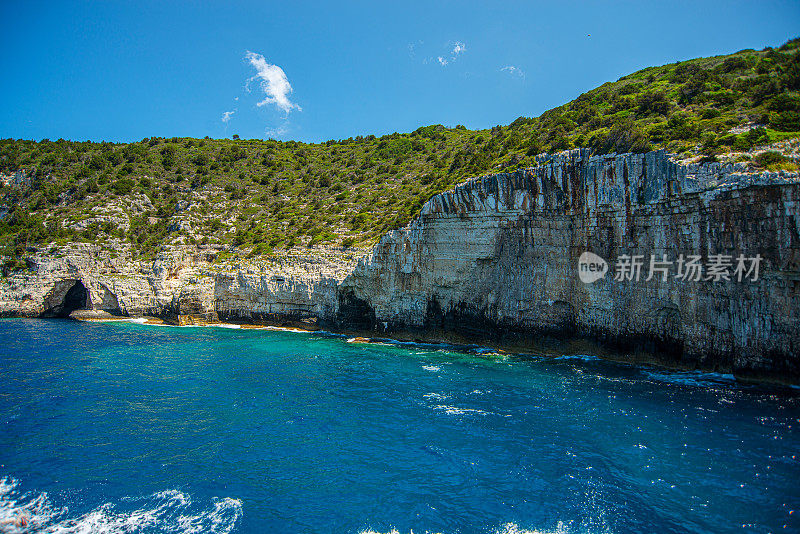 天堂的沙滩的形象，在受欢迎的夏季目的地-安提帕克索斯岛清澈的大海，伊奥尼亚，希腊