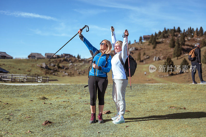 两个成年女人在山里