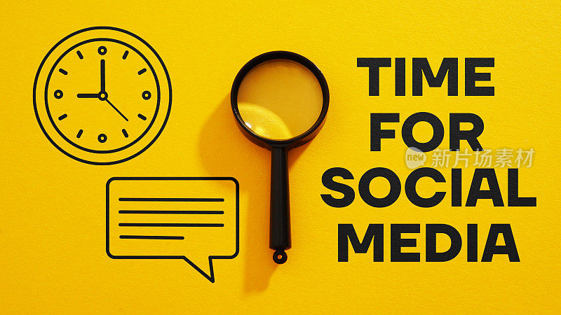 使用挂钟的文字和图片显示社交媒体的时间