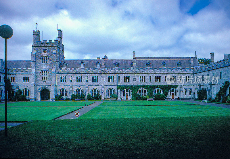 20世纪80年代旧正片扫描，爱尔兰科克郡科克大学学院的长厅和钟塔