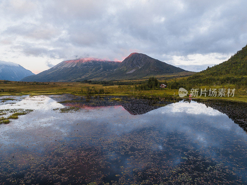 挪威高地湖泊的风景鸟瞰图