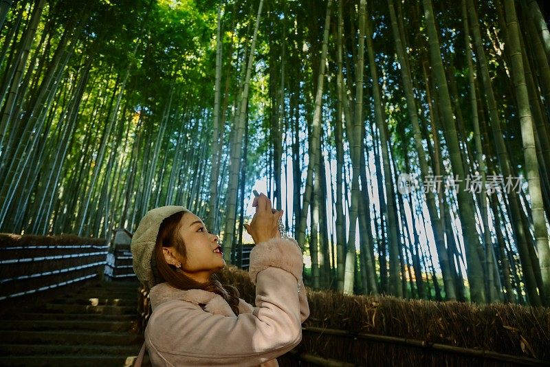 年轻女子走在竹林之间