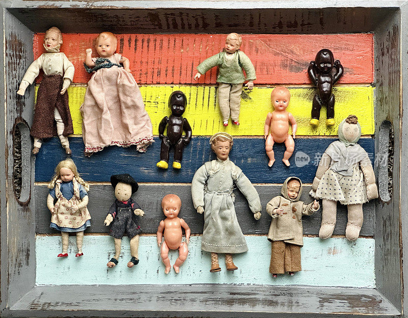 古董木偶收藏品躺在一个彩色的托盘上