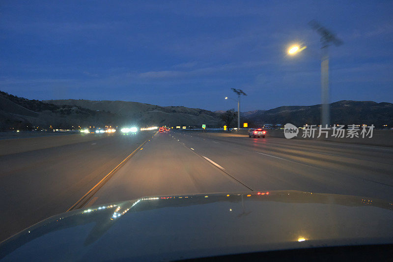 黄昏时分在加州高速公路上开车