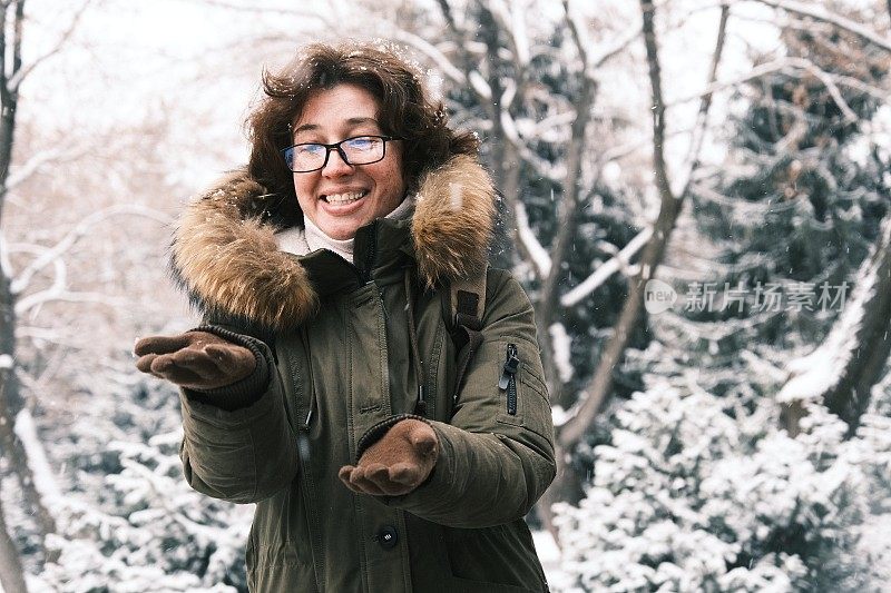 女子正在享受降雪