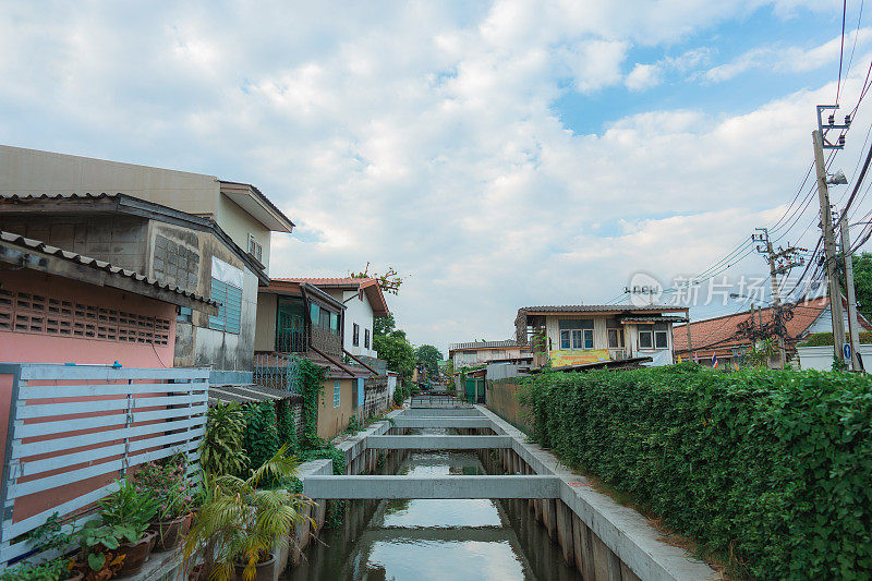 曼谷居民区的运河