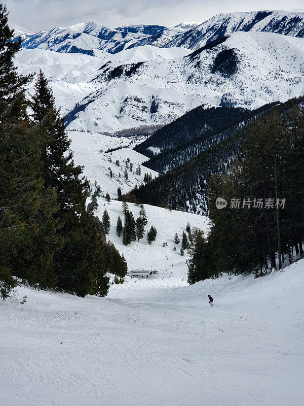 爱达荷州太阳谷滑雪场，一名成熟的女滑雪者在博尔迪山的一条狭窄的滑雪道上。