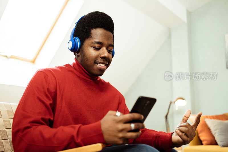年轻人在家里享受音乐