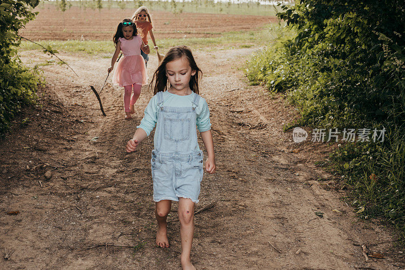 夏令营期间，孩子们一边在土路上徒步，一边学习大自然