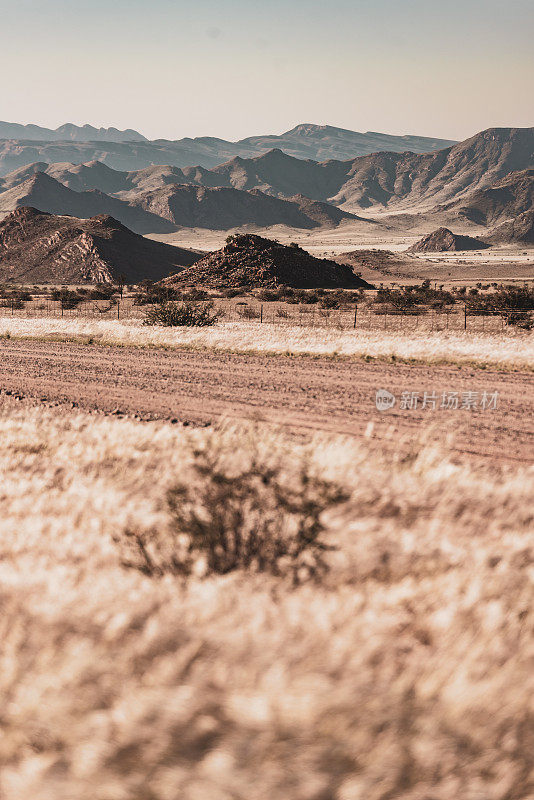 在非洲纳米比亚的自助狩猎之旅中驾车穿越美丽的风景