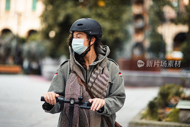 戴着口罩的女子肖像骑在摩托车上