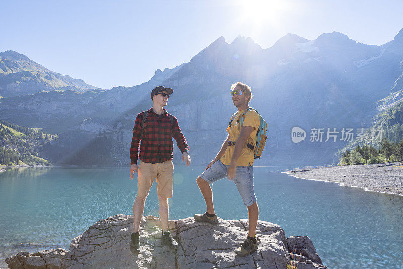 两个男人凝视着美丽的阿尔卑斯山风景在夏天走在瑞士阿尔卑斯山享受自然和户外