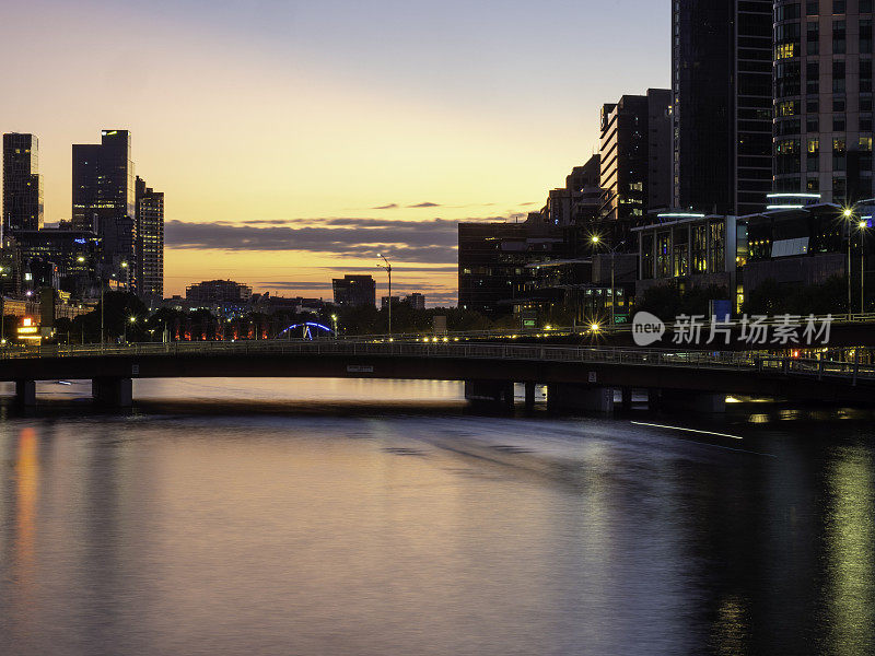 黎明时分的城市天际线和河流