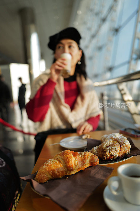 在机场等飞机吃早餐的女人