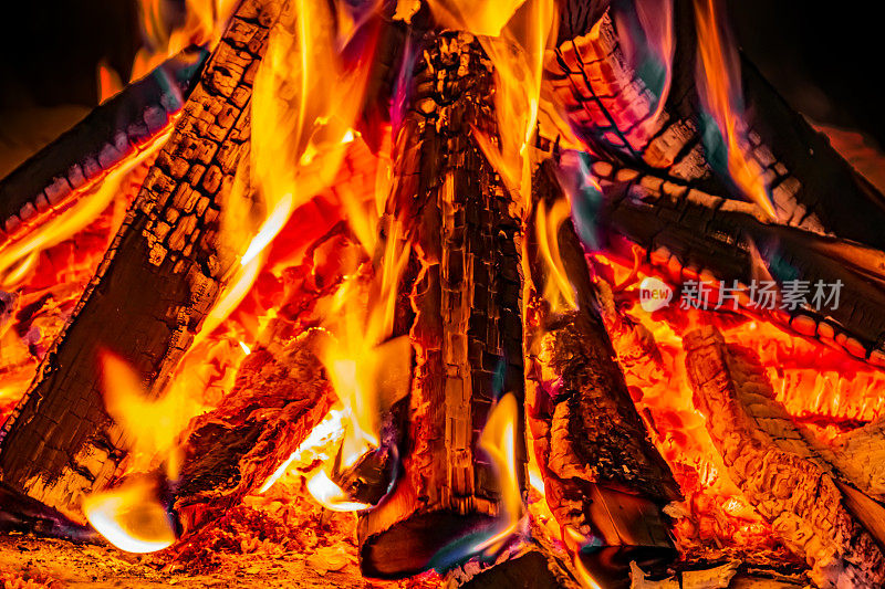 原木火在开放式壁炉与木质木柴燃料