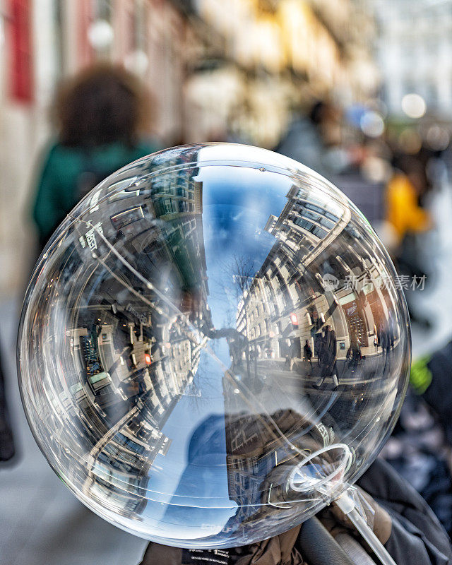 街道反射在一个泡沫里