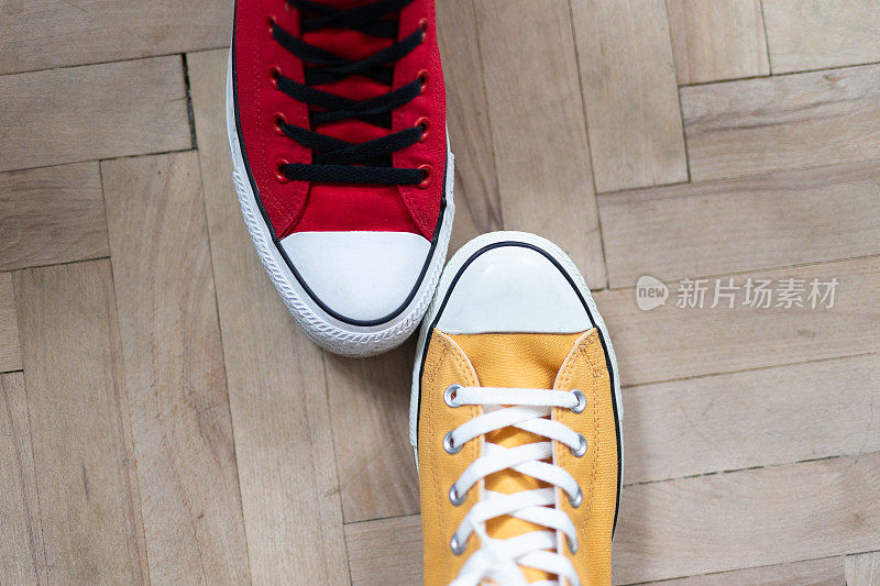 红色和黄色运动鞋