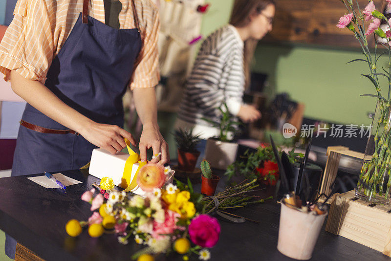 两个工人在一家花店工作