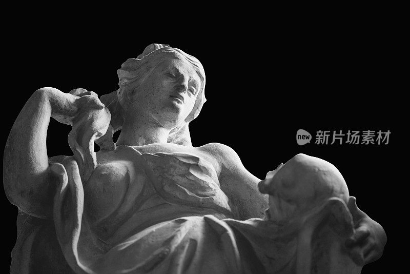 古代女人的头骨雕像，象征着死亡和人类生命的终结。