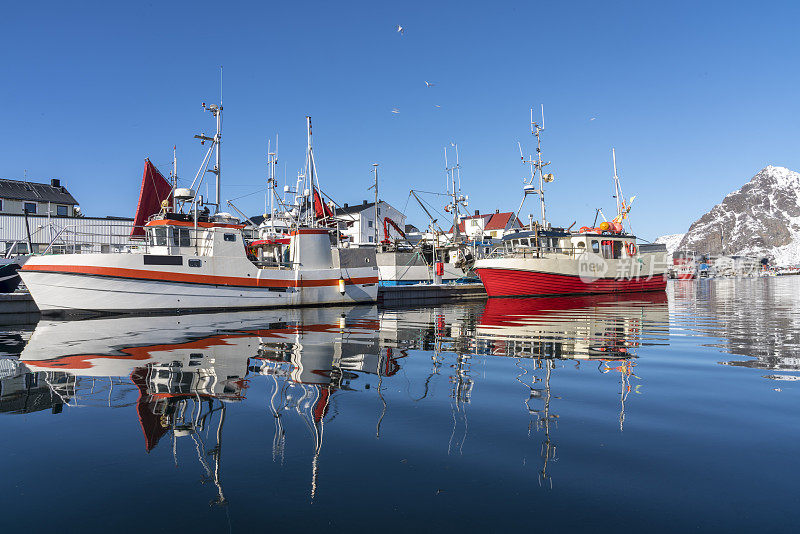 罗浮敦岛渔村Henningsvær的港口。