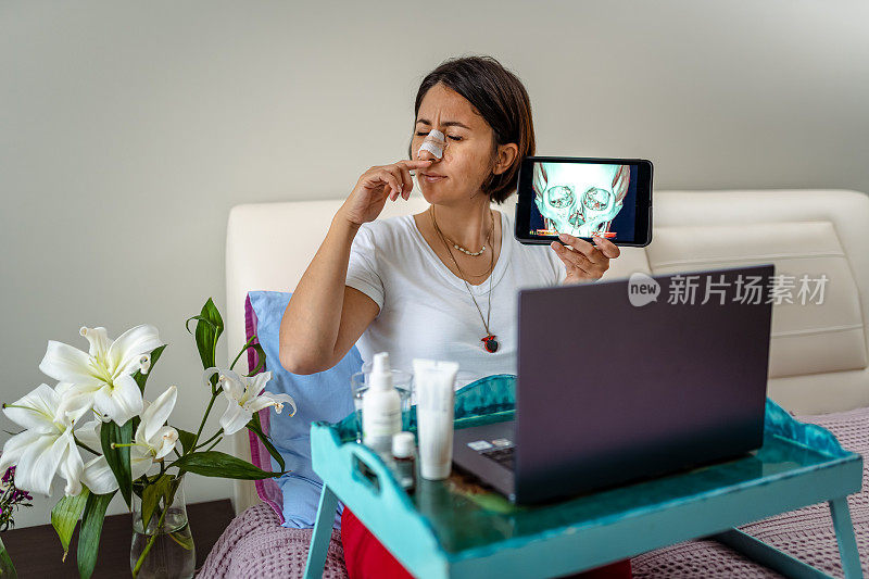 一名年轻女子正在通过视频电话与她的医生进行在线咨询